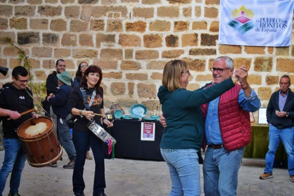 Los gaiteros de Puertomingalvo abren la asamblea de Los Pueblos más Bonitos