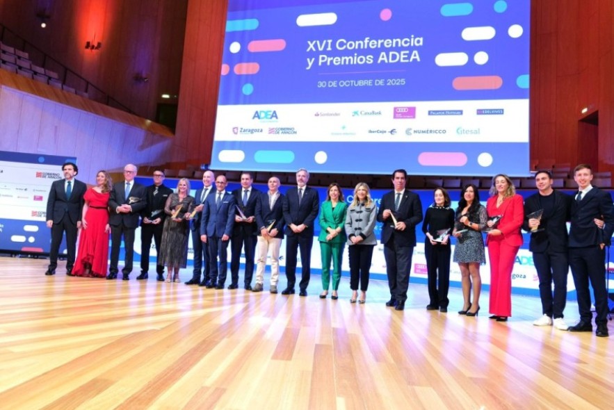 Isabel Dobón, de Jamones Albarracín, y Alejandro Ibrahim, director del Aeropuerto de Teruel, galardonados en los Premios Adea 2025