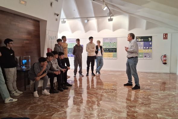 Una exposición visibiliza la importancia de la física cuántica en la vida diaria