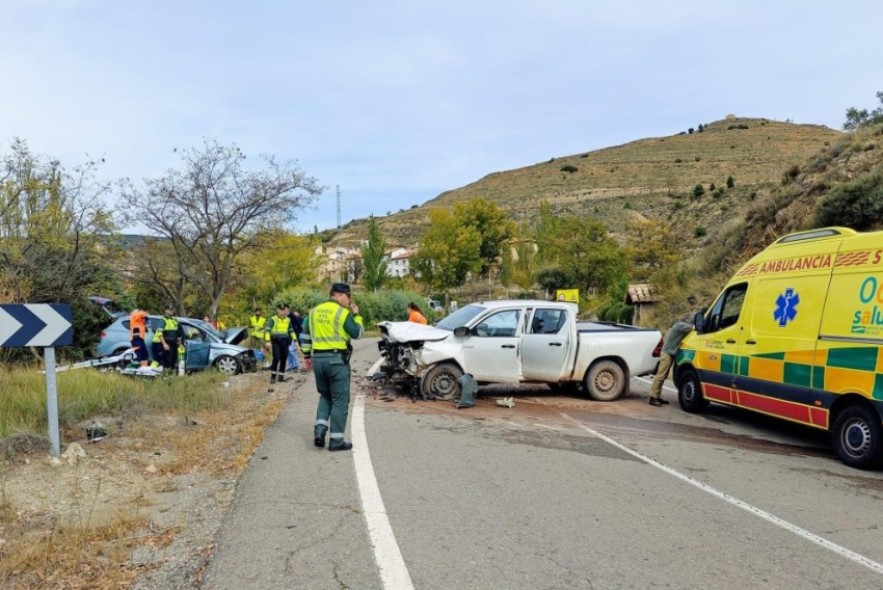 Dos heridos graves y uno leve en un choque frontal a la entrada de Nogueruelas