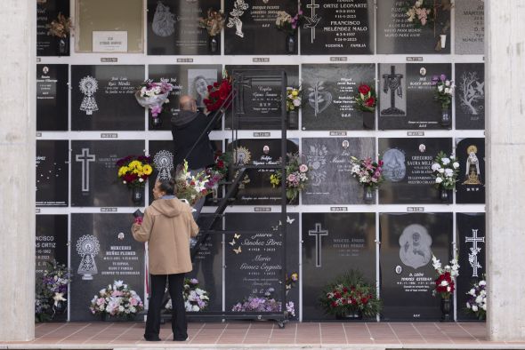 Los turolenses recuerdan  a sus familiares muertos con flores frescas y muchas visitas al camposanto