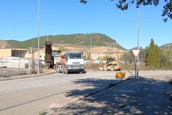 El Ayuntamiento de Andorra repara el firme maltrecho del polígono industrial La Estación
