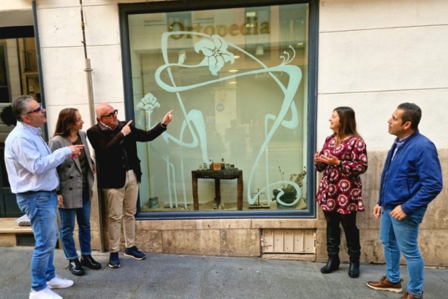 Los escaparates del comercio turolense se transforman para revivir el esplendor Modernista