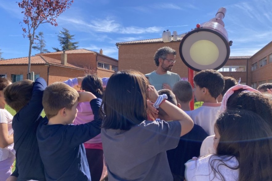 Un eclipse por aula y un Sol en el patio