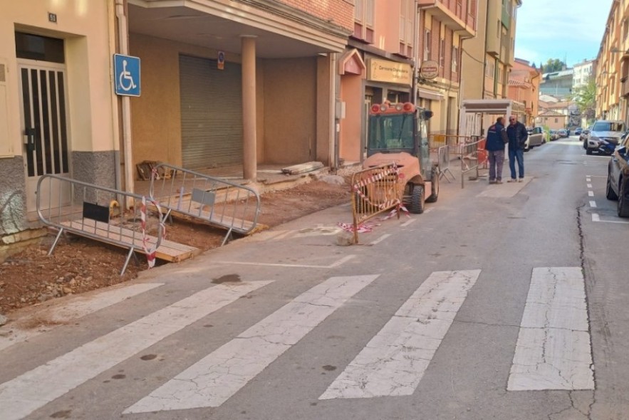 El Ayuntamiento de Teruel acondiciona la acera de la calle del Rosario dentro de su plan de mantenimiento urbano