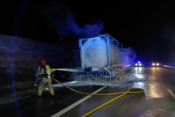 Los bomberos de la DPT sofocan el incendio de  un camión en la A-23