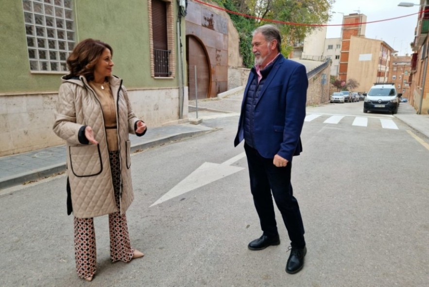 La calle Bajo Los Arcos queda abierta al tráfico