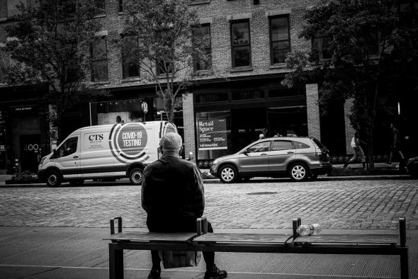 El anciano del taburete y la lección que no olvidaré