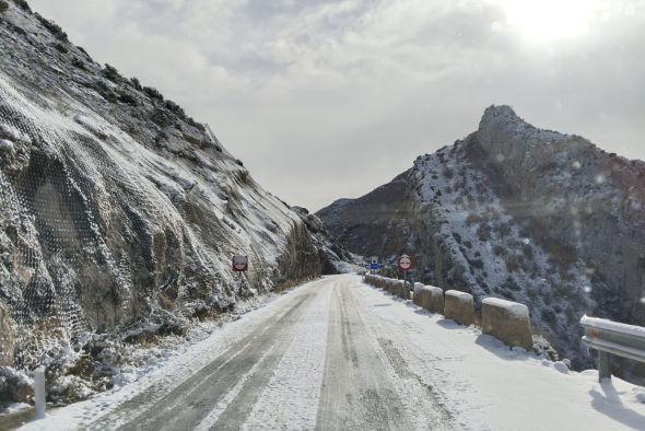 Los pueblos más altos se tiñen de blanco en el inicio de un invierno tardío pero gélido