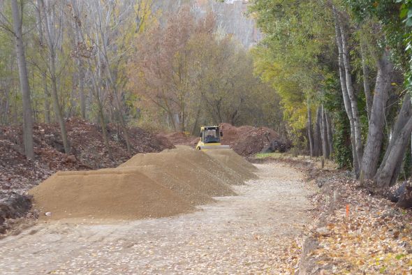 Acondicionan un camino de tierra para la eliminación del paso a nivel del tren