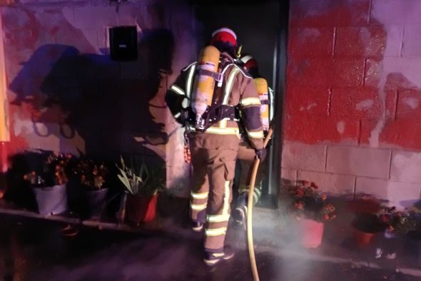 Los bomberos de la Diputación sofocan un incendio en el interior  de una vivienda en Lagueruela
