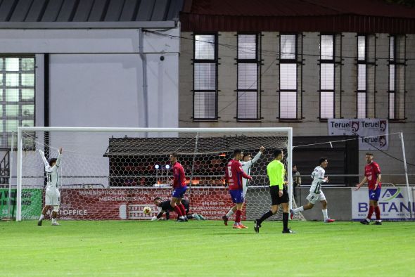 El CD Teruel perdona y lo paga con derrota ante el Torremolinos (0-1)
