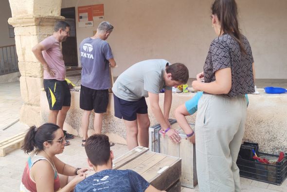 Dos colmenas restauradas invitan a intercambiar libros en las Cuevas de Cañart