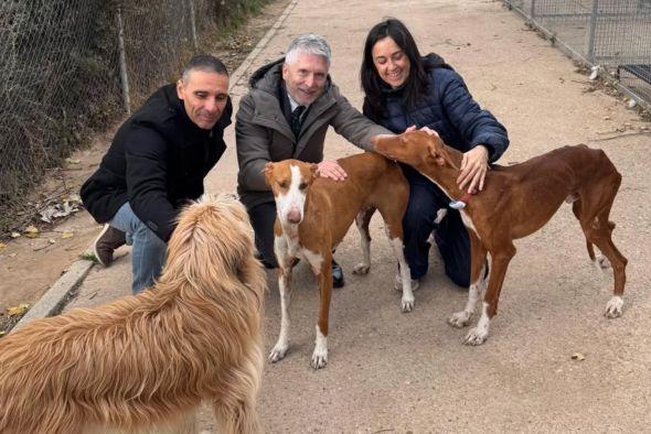 El ministro Marlaska visita la protectora de Utrillas y se interesa por sus perros y gatos