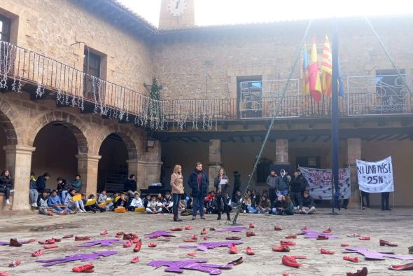 Danza aérea, farolillos, música, cine y lazos morados para decir no a la violencia de género en los pueblos