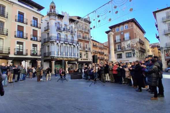 Las instituciones turolenses se suman al minuto de silencio por las mujeres asesinadas