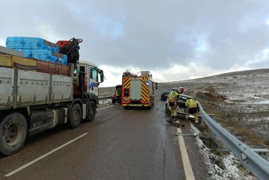 Un conductor resulta herido tras un accidente entre dos vehículos en Perales del Alfambra