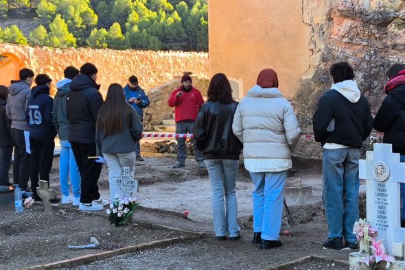 Los alumnos del IES Lobetano asisten en directo a una clase de historia junto a una fosa de la guerra