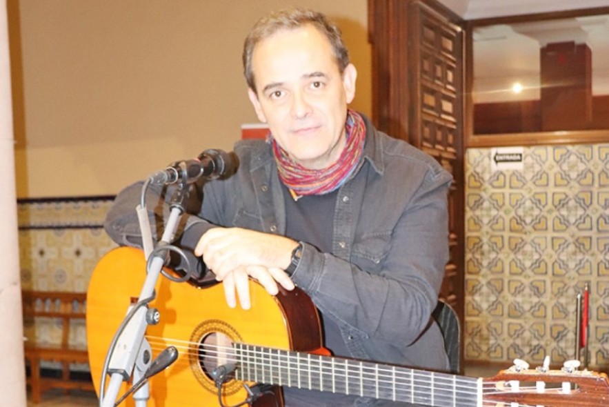 Luis Guitarra, cantautor: “Lo que intento a través de la música es explicarle a los jóvenes que van a tener que decidir”
