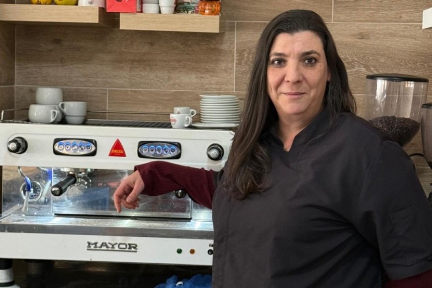 Sonia Lora: la barcelonesa que da vida al multiservicio de Cuevas Labradas