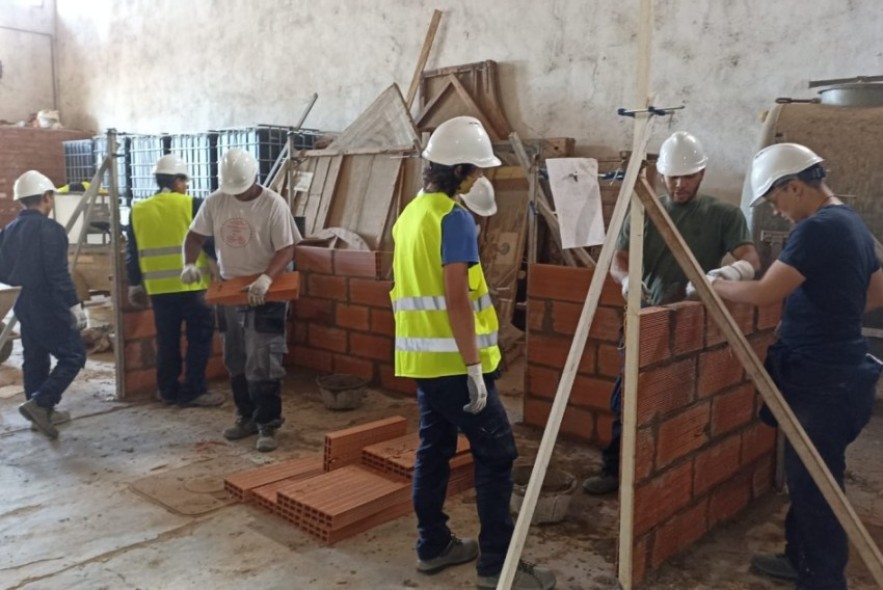 La Cámara de Comercio forma en construcción a siete jóvenes  usuarios del centro de Accem de Burbáguena