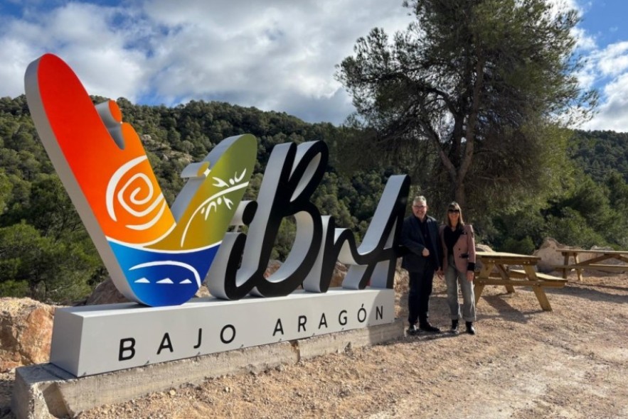 El Bajo Aragón inaugura dos monumentos para reforzar el espíritu motero en la A-1409