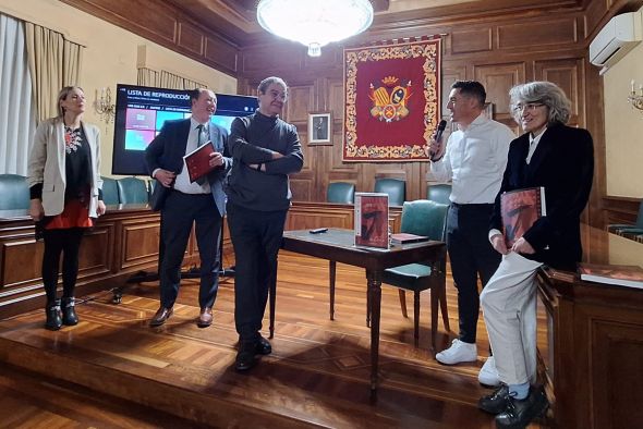 Juan Villalba, escritor y miembro de la Academia de las Artes y del Folclore de Aragón: “A la jota le sentó muy mal Franco, que la convirtió en un baile nacional para exhibirse”