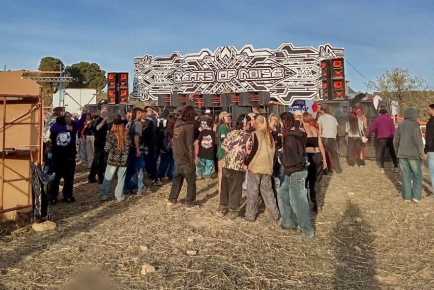 Una ‘rave’ improvisada irrumpe en Mazaleón con un despliegue propio de un festival