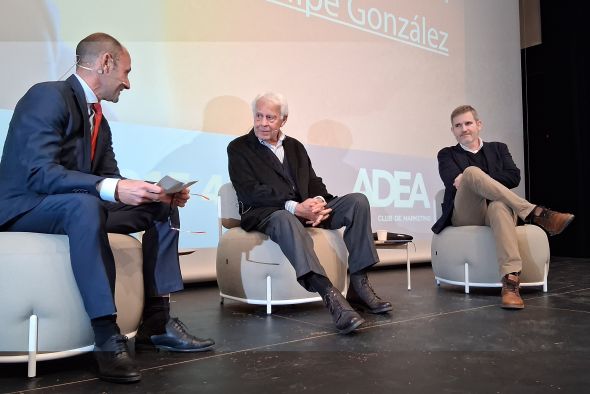 Felipe González sugiere hacer de Teruel un centro de análisis geopolítico y ADEA toma el testigo