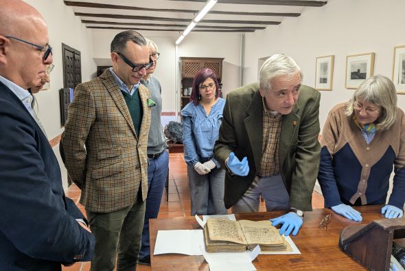 El códice con documentos jurídicos del XIV de la Villa de Teruel se restaura ya en Albarracín