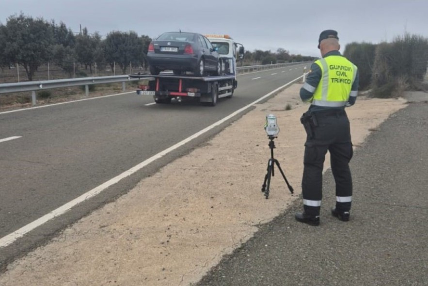 La Guardia Civil de Teruel detiene a un conductor que circulaba a más del doble de la velocidad máxima permitida en Monreal