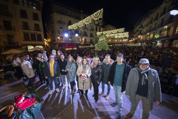 Casi 400 escolares cantan villancicos como anticipo del encendido del alumbrado festivo en la capital