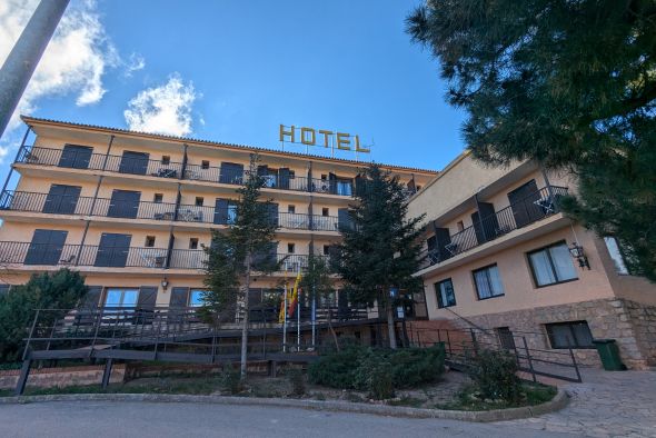 Los refugiados estarán seis meses más en Mora al ampliar el contrato con el hotel