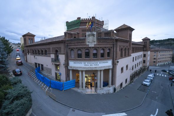 El IES Vega del Turia repara sus torres debido al deterioro de la piedra caliza que las compone
