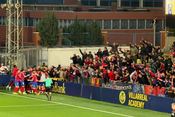 Fiesta entre los 150 hinchas que vieron en directo la última versión mejorada del CD Teruel