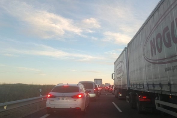 La A-23, cortada 2 horas en sentido Levante por el incendio de un coche