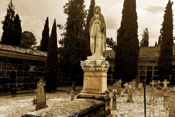 Dos matrimonios liberales, la sirvienta, un alcalde  de Madrid y un par  de gemelas de mármol