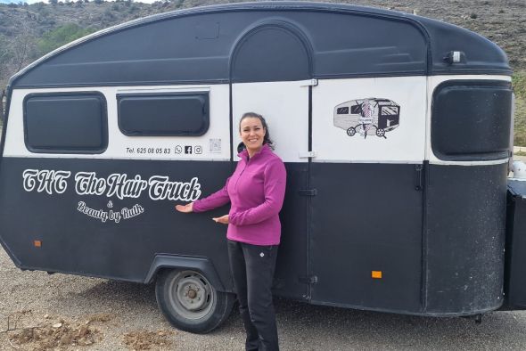 Ruth Blasco lleva la peluquería móvil a los pueblos más pequeños de Cuencas Mineras