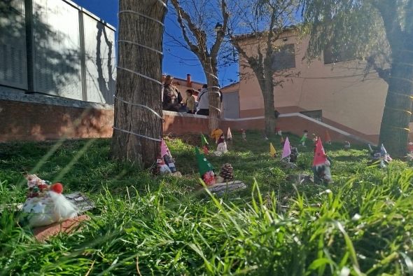 Una treintena de gnomos anuncian  la Navidad en Palomar de Arroyos