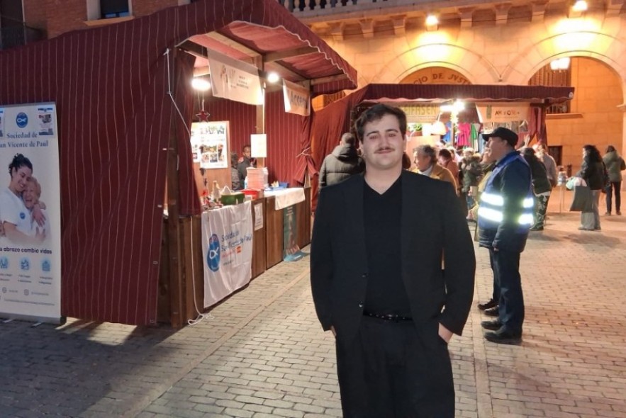 El mercado solidario de la plaza San Juan arranca con la magia de Asier Nuei