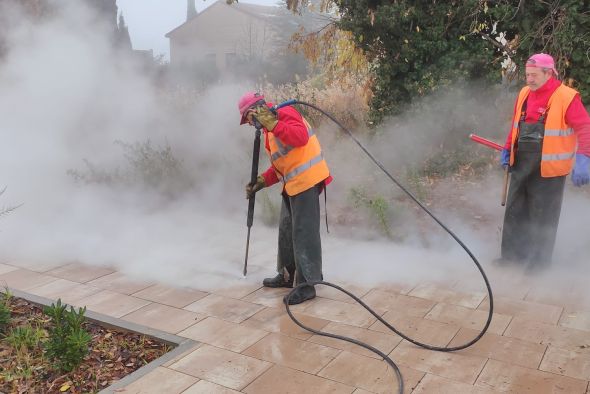 Una empresa especializada limpia Alcañiz de pintadas y grafitis