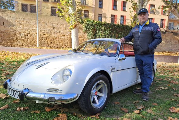 Ángel Martínez 'Pepinero', coleccionista de vehículo clásico: “Con el Alpine, que restauré hace 42 años, he disfrutado y me he dado a conocer por España”