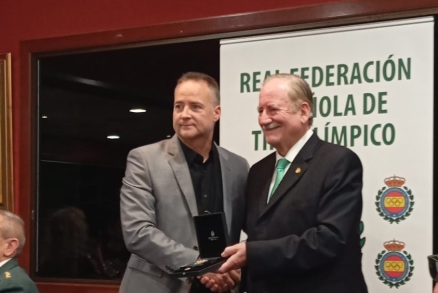 José Luis Jiménez Carbó recibe la medalla del Comité Olímpico Español