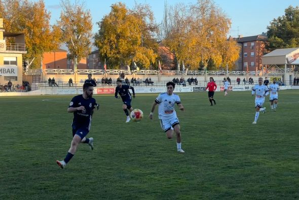 Un penalti y una expulsión rompen al Andorra y propulsan a La Almunia (0-3)