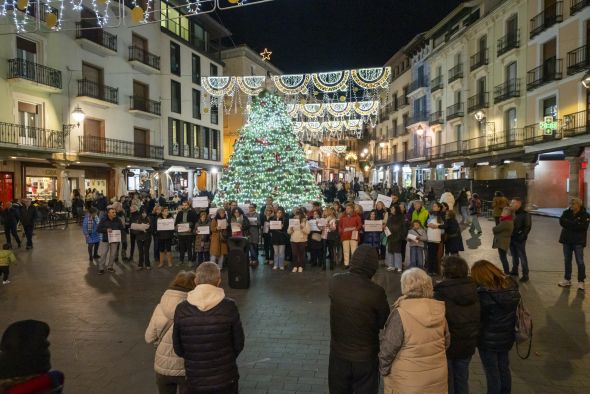 Críticas al abandono institucional con letras de Robe en la concentración de San Francisco
