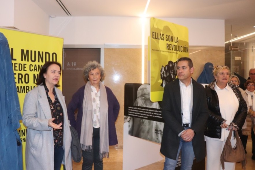 Una exposición de Amnistia Internacional visibiliza la opresión de la mujer afgana