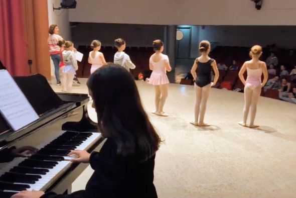 Las bailarinas de Las Torres brillaron  sobre el escenario del Auditorio de San Julián