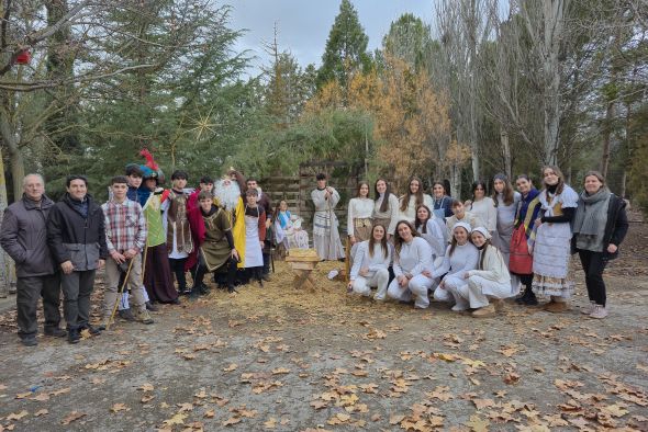 Alumnado de 1º de Bachillerato del colegio Las Viñas da vida al Belén