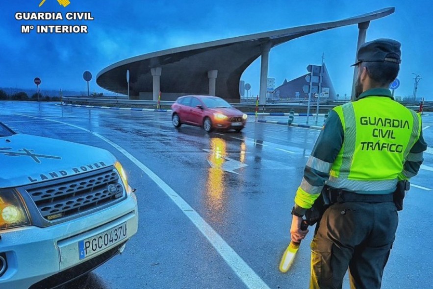 La Guardia Civil de Teruel investiga a un conductor por impago de combustible y por conducir teniendo retirado el permiso