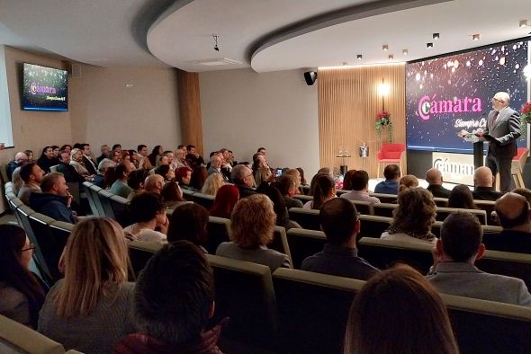 La Cámara de Comercio de Teruel inaugura su salón de actos renovado